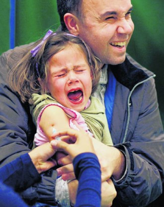 In Nederland ging gisteren de massavaccinatie van kinderen tussen zes maanden en vijf jaar van start. Daarmee zijn onze noorderburen nog niet te laat. 'Niets sluit uit dat we over enkele weken nog een piek krijgen.'