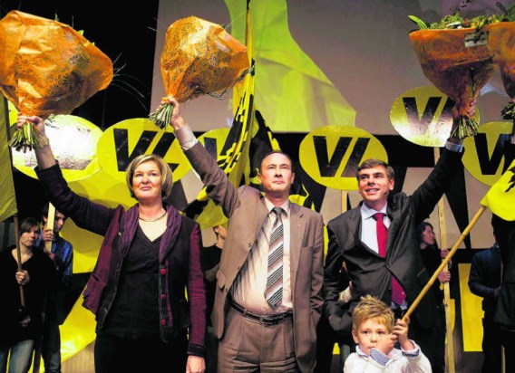 Bruno Valkeniers en Filip Dewinter, met links Vlaams parlementslid Linda Vissers: tegen 2012 moet het cordon definitief aan diggelen liggen.blg