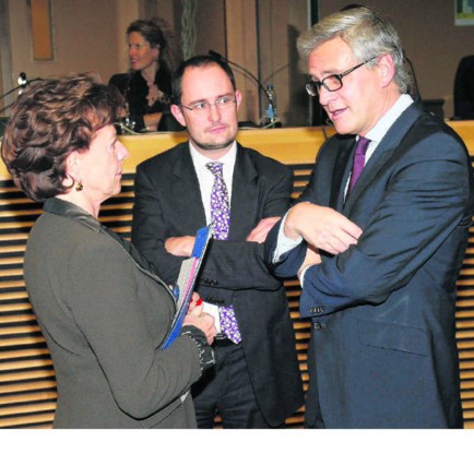Minister-president Kris Peeters (rechts, naast Vincent Van Quickenborne en Neelie Kroes): 'Als landen willen wij ons niet meer tegen elkaar laten uitspelen.'ap