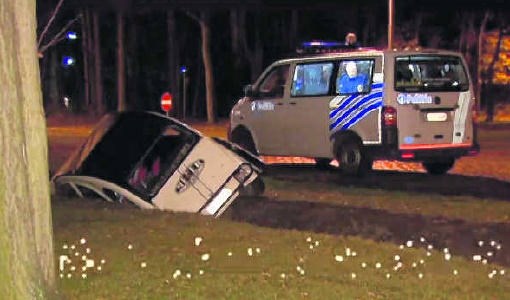 Het vluchtvoertuig, een 2 pk'tje, belandde in de gracht. if