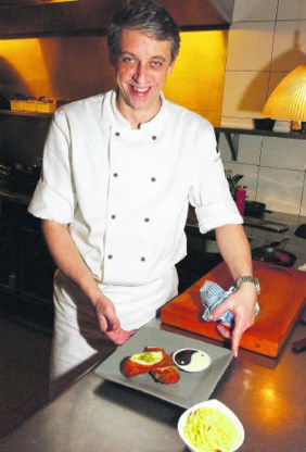 'Als je een gerecht klaarmaakt, is het belangrijk dat je zelf de kwaliteit ervan kan proeven', zegt chef-kok Dirk De Koninck van restaurant La Luna. ema