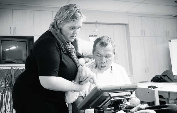 Rom Houben communiceert met de hulp van een begeleidster en een computer.Romain Eyckens