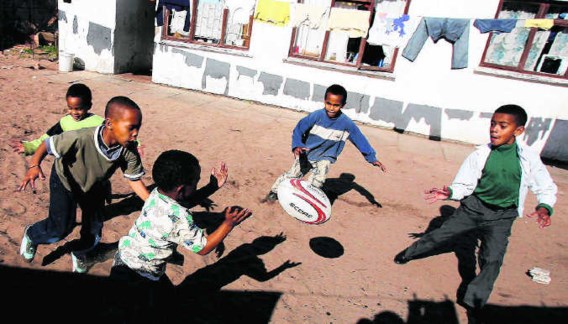Steeds meer Zuid-Afrikaanse kinderen groeien op zonder hun ouders.epa