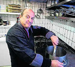 Peter Triempont heeft op kerstavond plaats voor twintig eenzamen. Stijn Hermans