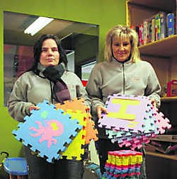 Kathy Lagniau (links) en Annemie Peeters van de kringwinkel gaan voort met de verkoop van de vloerpuzzels.tab