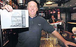 Philippe Vandenabeele toont zijn plannen voor café Pick. Michel Vanneuville