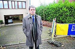 Ismael Bytyçi bij de put voor zijn woning. Yvan De Saedeleer