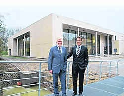 Schepenen Warnix Schelstraete en Jan Vermeulen zijn trots op het nieuwste paradepaardje van Deinze: het centrum Brielpunt. John De Vlieger