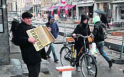 Straatmuzikanten mogen binnenkort nog maar één uur op dezelfde plek blijven staan. fvv