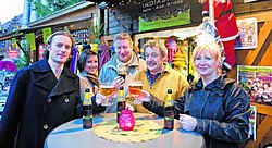 De piste opende zonder ijs, maar het kerstdorp verwelkomde de bezoekers mét bier. Stefaan Beel