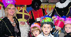 Juf Nikole en enkele brave kleuters mochten bij de sint op schoot. evb