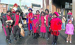 De sint arriveerde in een open koets, vergezeld van een hele bende Zwarte Pieten. env