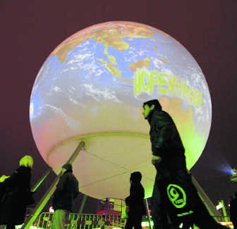 Een reusachtige wereldbol in Kopenhagen, waar maandag de VN-klimaattop begon