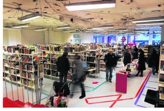 De 'nieuwe' hoofdstedelijke bibliotheek oogt fris, ruim en modern. Het opvallendst zijn de plafonds, waar de bedrading nog uitsteekt.Herman Ricour