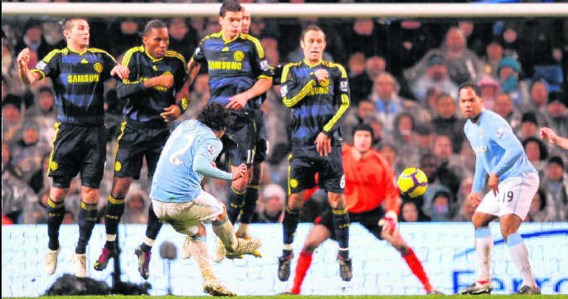 Carlos Tevez scoorde met een vrije trap het winnende doelpunt voor Manchester City.photo news