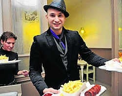 Brahim trad niet alleen op, hij serveerde ook frietjes. Frank Meurisse