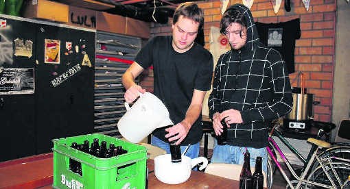 Twee leden van studentenvereniging Mercurius (zie inzet rechts) kozen voor een blond biertje. Kizzy Van Horne