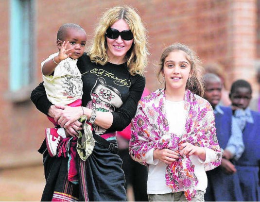 Bekende sterren gaan vaak zelf een kind kiezen in arme landen, maar ook Madonna ondervond dit jaar in Malawi dat het niet zo makkelijk meer is.pn