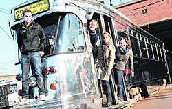 Isaac, Indra, Delphine en Charlotte op 'hun' tram.fvv