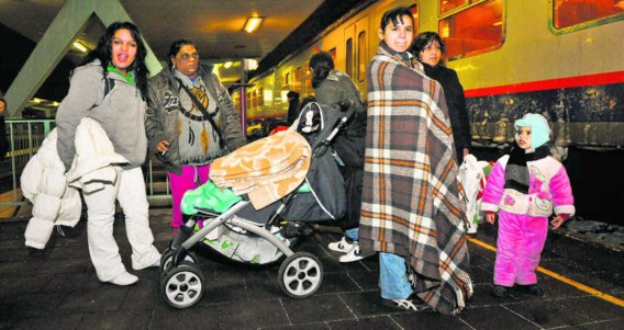 Asielzoekers vanuit Brussel op weg naar Sint-Niklaas, waar ze onderdak kregen in een hotel. Bart Dewaele