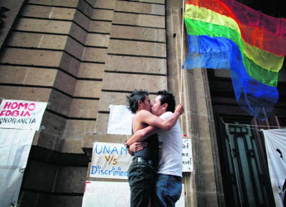 Holebi-activisten vieren de goedkeuring van het homohuwelijk met een kus voor het stadhuis in Mexico-Stad.ap