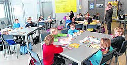 De kinderen van het eerste en tweede leerjaar kregen gisteren les in de kantine van de Leeuwkens Teralfene. yds
