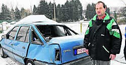 Patrick Van Strijdonck voor zijn beschadigde Opel Kadett. pma