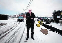 Jean-Pierre De Laet ziet met lede ogen het verkeer door zijn straat razen. Stijn Hermans