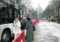 Nu de koopjes officieel begonnen zijn en het sowieso druk is in de stad, komt de grondverzakking aan de De Keyserlei hoogst ongelegen. cdh