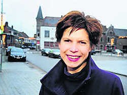 Sofie Staelraeve verhuist naar Waregem, waar ze, op vraag van Vincent Van Quickenborne, de lokale Open VLD moet versterken. Patrick Holderbeke