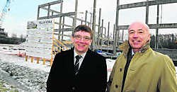 Kersvers gedelegeerd bestuurder Hans Maertens (links) en voorzitter Patrick Vanden Avenne van Voka West-Vlaanderen op de werf van het nieuwe gebouw langs de Kennedylaan. Patrick Holderbeke
