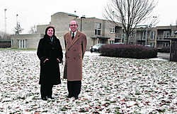 Schepen Van Lancker en burgemeester Van Peteghem op de plaats waar de nieuwe creche komt.Gianni Barbieux