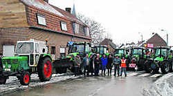 De tractoren staan klaar om zout te strooien. pli