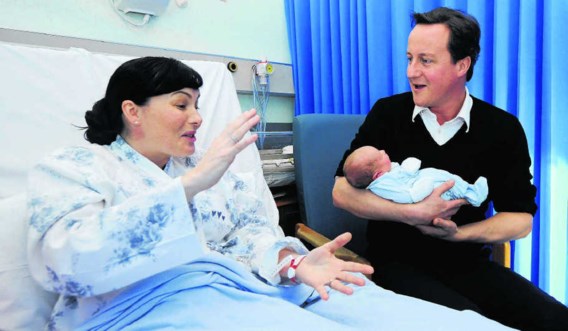 David Cameron, leider van de Conservatieven, gaat op bezoek in een Londens ziekenhuis. Gezondheidszorg zal hetthema van de verkiezingen worden. epa