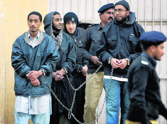 Vijf moslims uit het Amerikaanse Alexandria zitten in Pakistan in de cel als terreurverdachten. Gisteren verschenen ze voor de rechter. ap