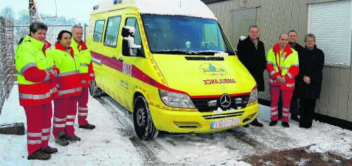 Voorlopig staat de ambulance nog buiten, maar eind dit jaar zijn het gebouw van de ambulancedienst en de woning klaar.Ralf Eicker