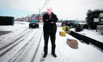 Jean-Pierre De Laet ziet bij normale weersomstandigheden het verkeer door zijn straat razen. shb
