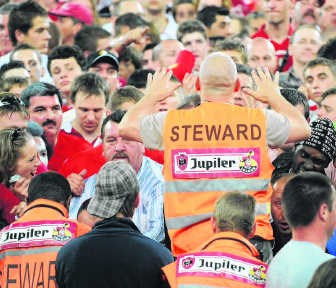De stewards wacht een nieuwe taak. De regering wil hen extra opleidingen laten volgen in communicatie en publieksvriendelijkheid.photo news