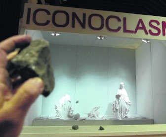 Het kunstwerk 'Iconoclasm' lokt sterke reacties uit.mvn