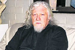 Vader Jan: 'Ik heb foto's genomen van mijn zoon z'n lichaam. Hij had klappen gekregen in zijn gezicht, maar zijn eigen handen waren gaaf.' bkh