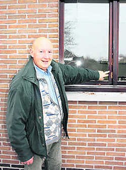 Buurman Marc De Keyser zag hoe twee dieven dit raam forceerden en binnendrongen bij zijn nicht Lydia en haar man Achilles De Bleu in de Nerenweg in Kalken. dpw