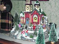 Ook dit romantisch kerkje past in het kerstdecor. mbb