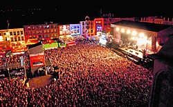 Suikerrock, op de Grote Markt in Tienen, beperkte op eigen initiatief de decibels.. If