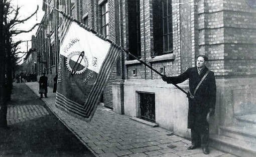 Weefgetouwenfabrikant Picanol had een eigen bedrijfsharmonie mét vlag. pli