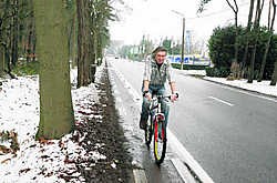 De weg van Lichtaart naar Poederlee is een typisch voorbeeld van een ouderwetse verbindingsweg tussen twee dorpen: een lange rechte weg die is afgeboord met een smal 'moordstrookje' voor fietsers.Louis Verbraeken