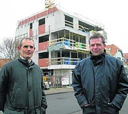 Lezer Paul Poppe (links) en burgemeester Steve Vandenberghe zijn het er over eens dat de hoogbouw van de Nautilus, Callista en Astrid er niet had mogen komen.Edwin Fontaine