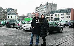 Paul Oste en Stéphanie Ba aan de Hopmarkt in Aalst: 'Als je hier parkeert, heb je maar beter laarzen aan.' Bart Biesemans