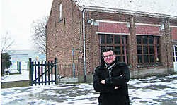 Schepen van Jeugdbeleid Karim Derijst laat de keuze open voor een jeugdhuis (in het oude schoolgebou w aan de Zuidlaan) of een nieuw jeugdcentrum. gpp
