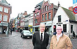 Burgemeester Michiel Van Daele (CD&V, links) en Filip Corbannie van Gezellig Winkelen: 'De renovatie van het stadscentrum en het aanpakken van de leegstand is een goede zet.' ica