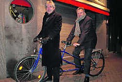 Jan Verschooren en burgemeester Dirk de Kort zijn klaar voor een gezamenlijk ritje langs de Brasschaatse fietspaden.env